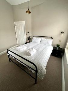 En eller flere senge i et værelse på St Nicholas Corner - A New Unique Town Centre Home + 6 billeder