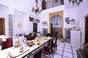 une salle à manger avec une grande table et des chaises dans l'établissement RYAD RDATE LWALIDINE, à Marrakech
