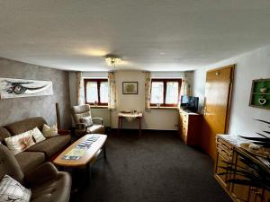 ein Wohnzimmer mit Sofa und Tisch in der Unterkunft Ferienwohnung Linde in Oberstaufen