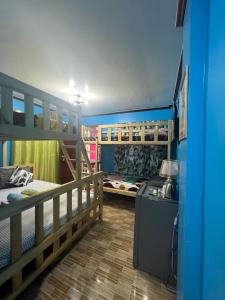 a room with two bunk beds and a blue wall at Gerste Inn in San Juan