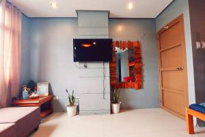 Μια τηλεόραση ή/και κέντρο ψυχαγωγίας στο Bombshelter Homestay - Orange Room - Baguio City +4 φωτογραφίες
