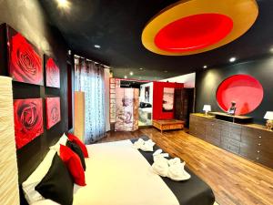 A bed or beds in a room at Apartamentos con jacuzzi ALQUILER TEMPORAL