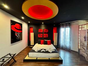 A bed or beds in a room at Apartamentos con jacuzzi ALQUILER TEMPORAL