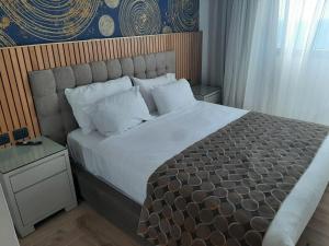 Rúm í herbergi á Neve David Hotel