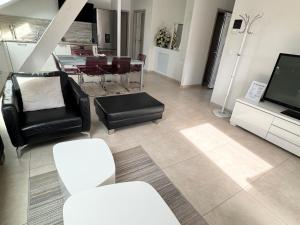 Uma TV ou centro de entretenimento em Appartement Bes,, Attique neuf avec confort