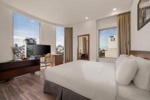 Televisyen dan/atau pusat hiburan di Mitisa Hotel Da Nang - Near Dragon Bridge