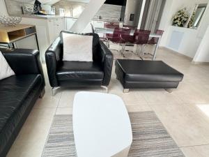 Uma área de estar em Appartement Bes,, Attique neuf avec confort