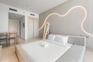 Ein Bett oder Betten in einem Zimmer der Unterkunft Seven Palm Hotel with West beach access