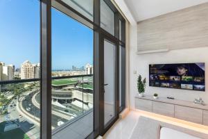 Ein Balkon oder eine Terrasse in der Unterkunft Seven Palm Hotel with West beach access