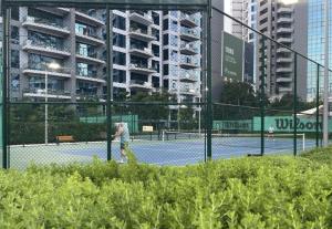 Tennis und/oder Squash in der Unterkunft Seven Palm Hotel with West beach access oder in der Nähe