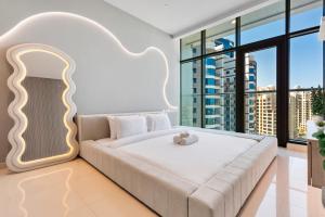 Ein Bett oder Betten in einem Zimmer der Unterkunft Seven Palm Hotel with West beach access