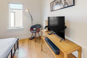 1 dormitorio con TV en una mesa con silla en Sandlewood Sanctuary, en Park City