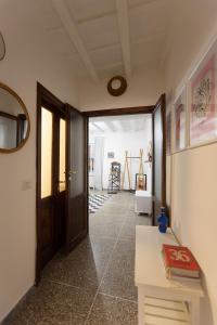 ein Flur mit einer Tür, einem Tisch und einem Zimmer in der Unterkunft Perduta a Rome in Rom