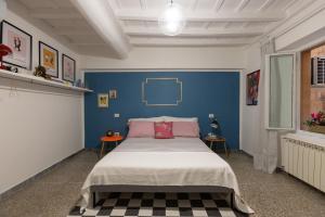 ein Schlafzimmer mit einem Bett mit einer blauen Wand in der Unterkunft Perduta a Rome in Rom + 38 Fotos