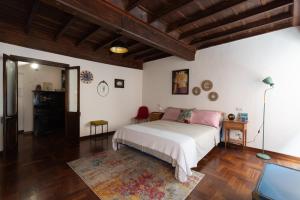 ein Schlafzimmer mit einem Bett in einem Zimmer mit Holzdecken in der Unterkunft Perduta a Rome in Rom