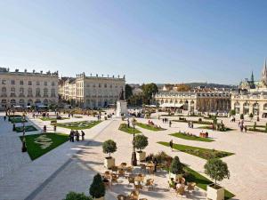 a group of people walking around a courtyard at Le Cocon de Jeanne - Nancy Thermal - 2 Pers in Nancy