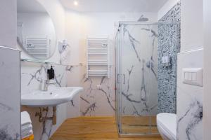 Ένα μπάνιο στο Lilium Hotel +23 φωτογραφίες