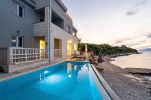 una casa con piscina junto al océano en Villa Dalmatina Sreser, en Sreser 45 fotos más