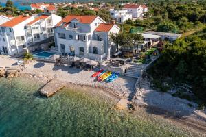 una vista aérea de una casa en la playa en Villa Dalmatina Sreser, en Sreser