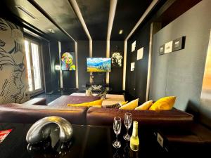 A seating area at Apartamentos con jacuzzi ALQUILER TEMPORAL