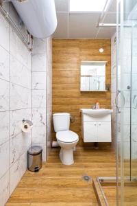 Koupelna v ubytování Bright and Cozy Apartment Next to a City Park by Flat Mаnager + 15 fotografií