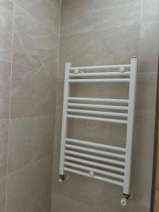 a towel rack in a shower in a bathroom at Appart Meublé Cité ElWahat in El Aouina