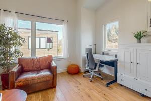 una oficina con sofá, escritorio y silla en Sandlewood Sanctuary, en Park City
