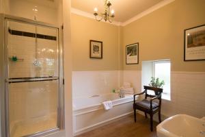 Ένα μπάνιο στο The Gables Luxury Bed & Breakfast