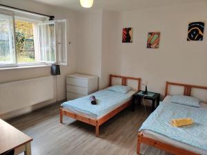 Postel nebo postele na pokoji v ubytování Apartment in house with private parking and garden