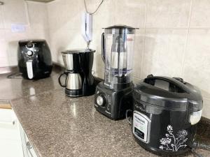una licuadora en la parte superior de un mostrador de cocina en Edifício Saint Domingos, en Samaritá