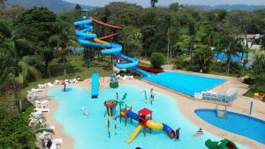 Bazén v ubytování Hotel Termas Gravatal nebo v jeho okolí