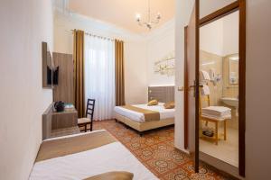 une chambre d'hôtel avec deux lits et une salle de bain dans l'établissement Astrid Hotel, à Florence