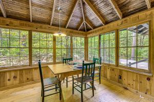Fotografie z fotogalerie ubytování Rustic Cabin with Squam Lake Access and Fireplace! v destinaci Holderness