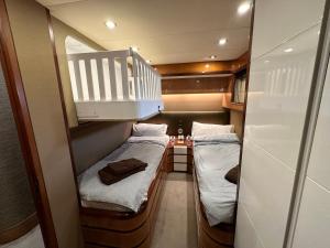 Giường trong phòng chung tại YACHT 20Metros