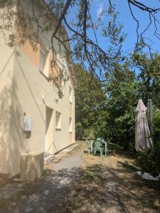 a table and chairs next to a building at Appartement dans maison individuelle LE CAYLUS BAS in Saint-Affrique +11 photos