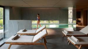 Bazén v ubytování Domaine de la Reine Margot Paris-Issy - MGallery Collection nebo v jeho okolí