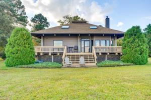 Zahrada ubytování Pet-Friendly Gem with Private Dock in Deltaville!