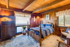 Postel nebo postele na pokoji v ubytování Pet-Friendly Gem with Private Dock in Deltaville!