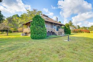 Zahrada ubytování Pet-Friendly Gem with Private Dock in Deltaville!