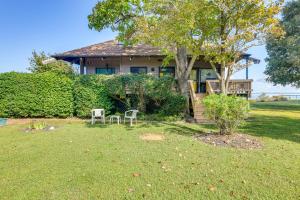Zahrada ubytování Pet-Friendly Gem with Private Dock in Deltaville!