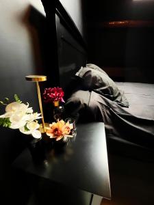 Postel nebo postele na pokoji v ubytování L'Orchidarium, maison élégante et romantique à Flagy - Loveroom en duplex