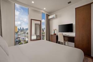 Televisyen dan/atau pusat hiburan di Mitisa Hotel Da Nang - Near Dragon Bridge
