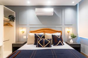 a bedroom with a bed with blue walls and pillows at Copa Beach Studios Design in Rio de Janeiro