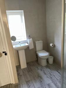 Ένα μπάνιο στο Rose Cottage Bee Happy anex +34 φωτογραφίες