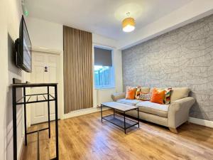 Μια τηλεόραση ή/και κέντρο ψυχαγωγίας στο 4 Bedroom Home All En-Suites with Garden in Doncaster