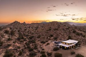 Gallery image of Whistling Rock By The Cohost Company in Yucca Valley Service Center Heliport +89 photos