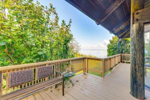 Balkón nebo terasa v ubytování Pet-Friendly Gem with Private Dock in Deltaville!