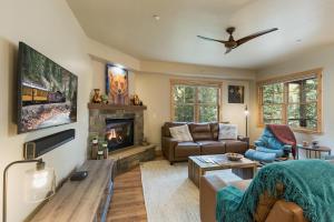 ein Wohnzimmer mit Couch und Kamin in der Unterkunft Black Bear 86 in Durango Mountain Resort