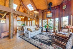 Posezení v ubytování Pet-Friendly Gem with Private Dock in Deltaville!