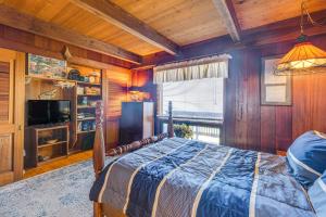 Postel nebo postele na pokoji v ubytování Pet-Friendly Gem with Private Dock in Deltaville!
